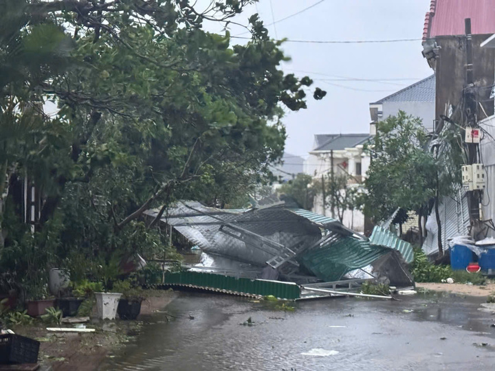 Tại Hà Tĩnh: Bão số 10 đổ bộ gây mưa to, gió rít từng hồi, cây xanh, cột điện đổ la liệt, mái nhà bị gió thổi bay tứ tán. (Ảnh: Thục Anh)