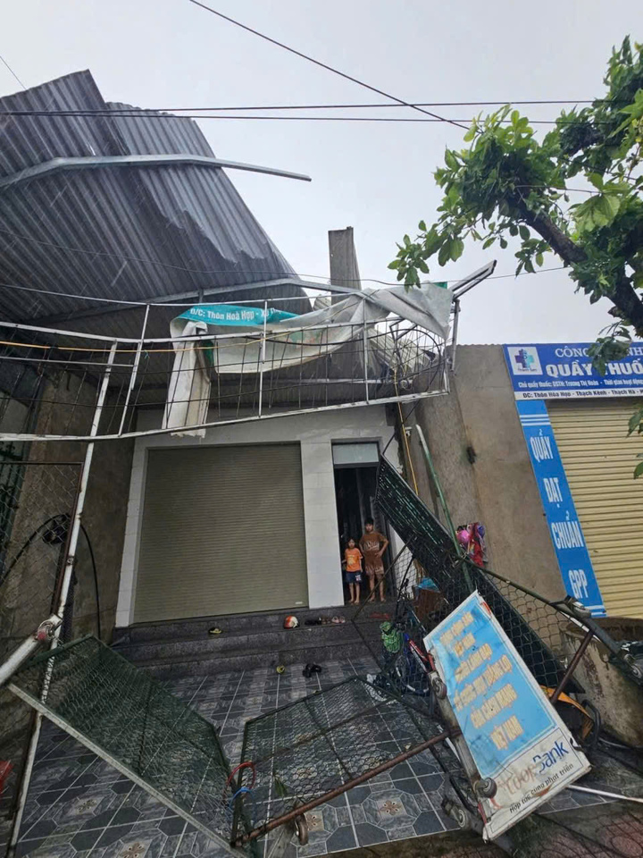 Rất nhiều nhà dân ở Hà Tĩnh bị báo số 10 tàn phá theo từng cấp độ, thiệt hại rất nặng nề.