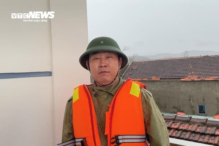 Chủ tịch xã Lam Thành, ông Nguyễn Hữu Hà trực tiếp chỉ đạo và thăm hỏi người dân.