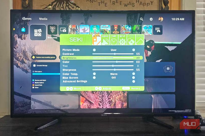 Một chiếc Smart TV có hình ảnh quá tối hoặc quá sáng, rất có thể nguyên nhân nằm ở các cài đặt mặc định chưa phù hợp với sở thích của bạn. (Ảnh: Makeuseof)
