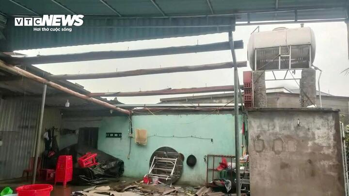 Một ngôi nhà ở Kỳ Khang bị gió bão giật phăng mái. (Ảnh: K.A)