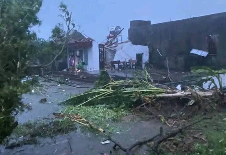 Cây cối, nhà cửa đổ sập tại Ninh Bình.