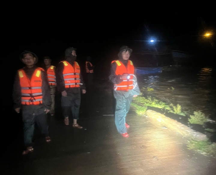 Bộ đội Biên phòng Quảng Trị phối hợp với lực lượng chức năng xuyên đêm tìm 9 thuyền viên đang mất tích.