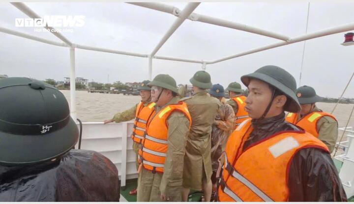 Lực lượng chức năng đang triển khai tìm kiếm 2 chiếc tàu cá gặp nạn và 9 thuyền viên mất tích.