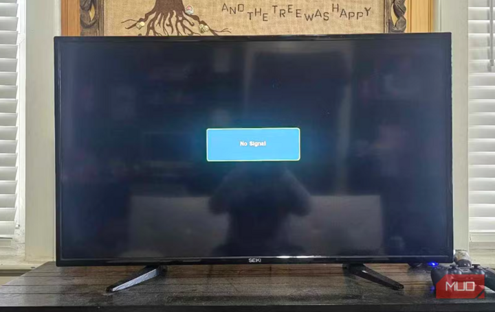 Nếu Smart TV chỉ hiện màn hình đen, bạn có thể nhanh chóng thu hẹp nguyên nhân bằng một vài bước kiểm tra đơn giản. (Ảnh: Makeuseof)