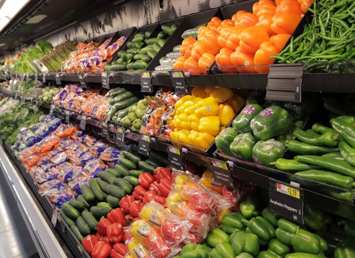 Rau xanh rẻ bất ngờ, siêu thị đủ nguồn hàng trước bão Bualoi