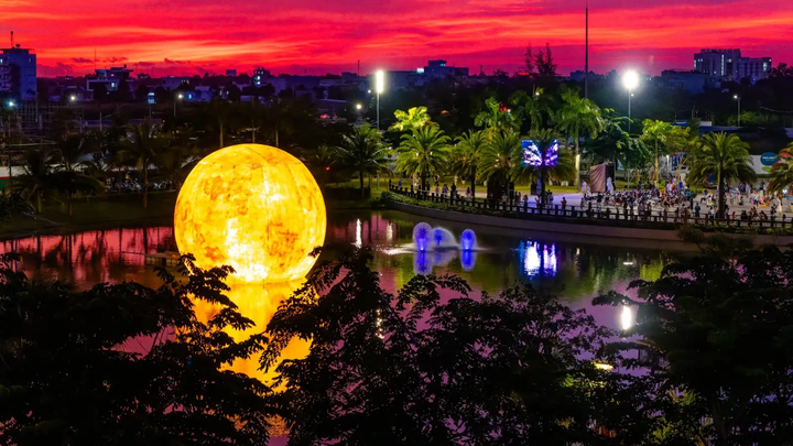 Cần Thơ rực rỡ với mặt trăng khổng lồ.