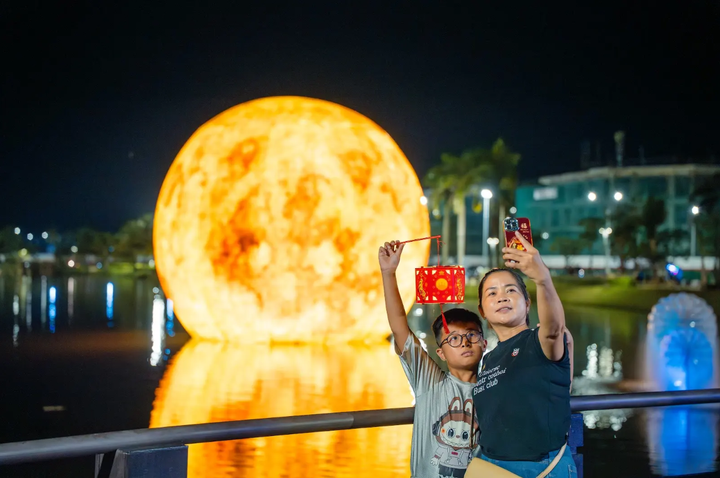 Cư dân và du khách hào hứng “check in” biểu tượng mặt trăng khổng lồ độc đáo tại Cần Thơ.