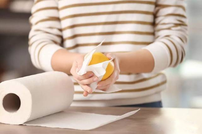 Khăn giấy để lau thực phẩm có tốt như chúng ta nghĩ? (Ảnh: Sohu)
