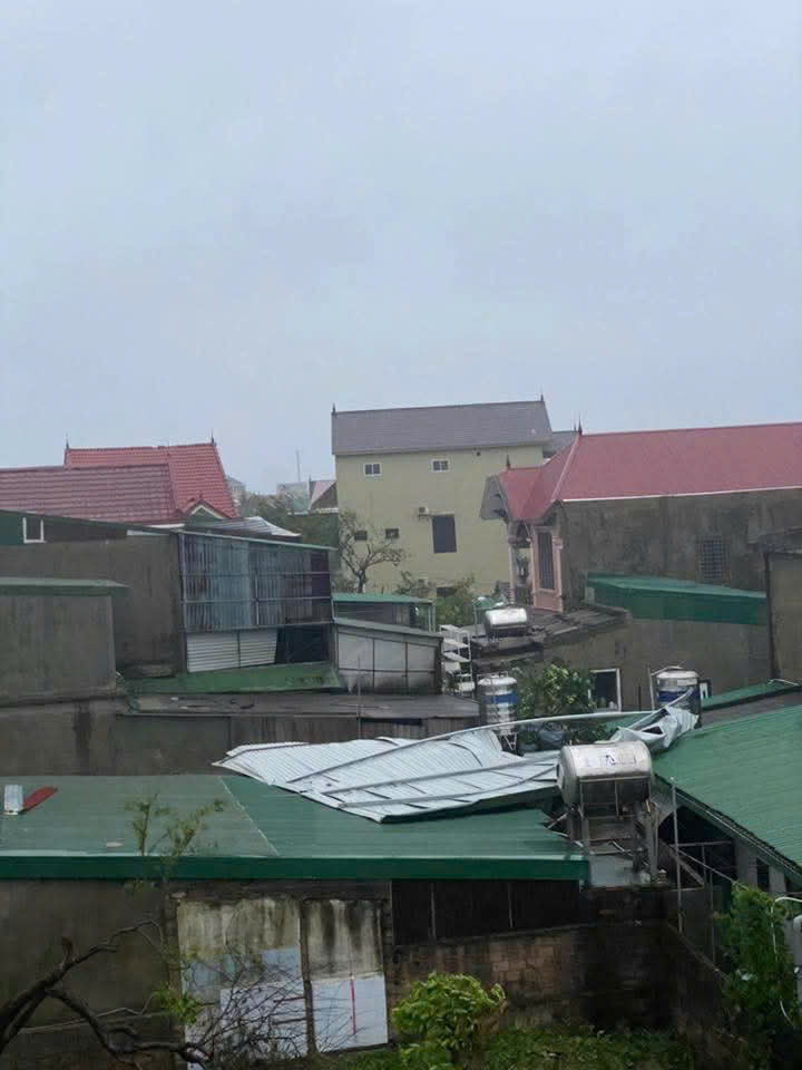 Nhiều người dân cho biết đây là một trong những cơn bão có sức gió mạnh, lượng mưa lớn cùng thời gian quần thảo lâu nhất.