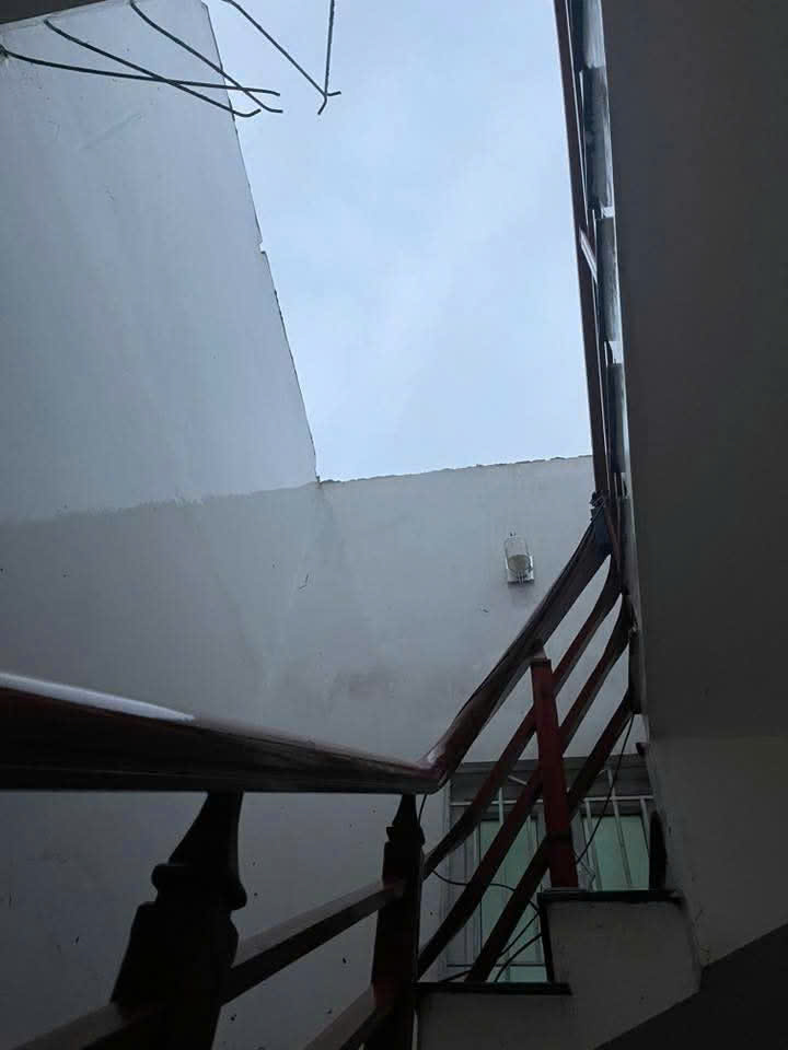 Thiệt hại do cơn bão số 5 còn chưa kịp khắc phục, nhiều nhà dân đã phải chịu nhiều tổn thất với bão số 10 Bualoi.