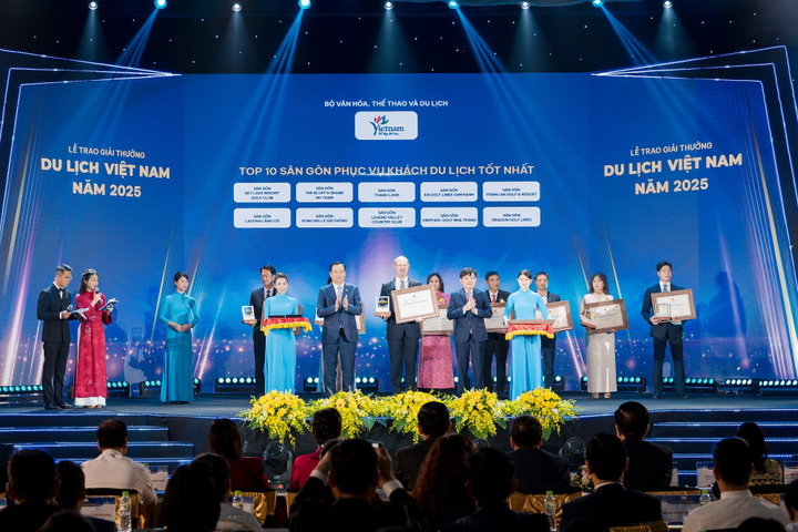Đại diện sân gôn Thiên Đường - Legend Valley Country Club nhận giải tại hạng mục “Top 10 sân gôn phục vụ khách du lịch tốt nhất” tại Giải thưởng Du lịch Việt Nam 2025.