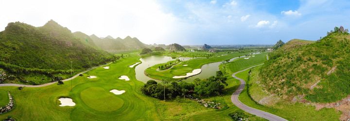 Legend Valley Country Club nổi bật với thiết kế độc đáo, hòa quyện cùng cảnh quan thiên nhiên tuyệt đẹp của vùng núi đá vôi hùng vĩ.
