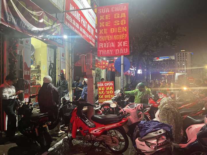 Người Hà Nội xếp hàng dài chờ sửa xe chết máy sau trận ngập lớn