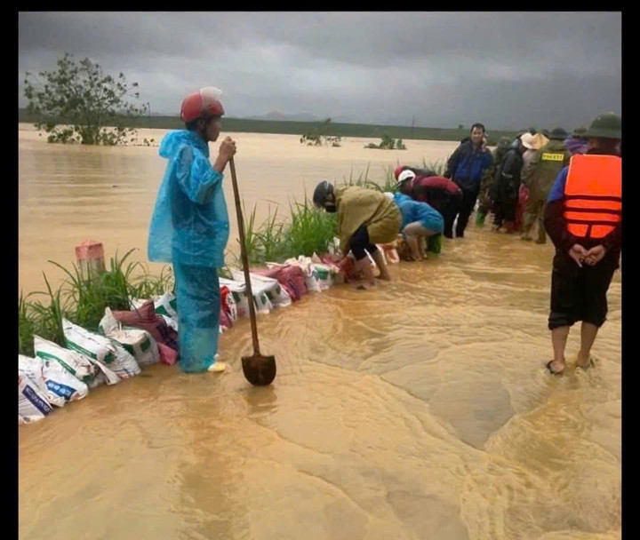 Nước sông Chày dâng cao tràn qua đê ở xã Xuân Tín.