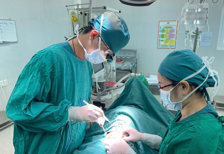 Cành cây dài 16 cm nằm trong bụng bé gái suốt 4 tháng