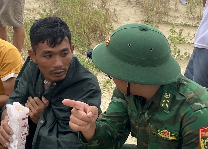 Anh Nguyễn Thanh Phong là người đầu tiên bơi được vào bờ lúc 2 tàu cá gặp nạn khi vào Cửa Việt tránh bão số 10.