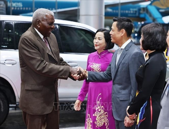 Phó Chủ tịch Quốc hội Nguyễn Thị Thanh cùng đại diện lãnh đạo các bộ, ngành đón Chủ tịch Quốc hội Cuba Esteban Lazo Hernández tại sân bay quốc tế Nội Bài. Ảnh: Minh Đức/TTXVN