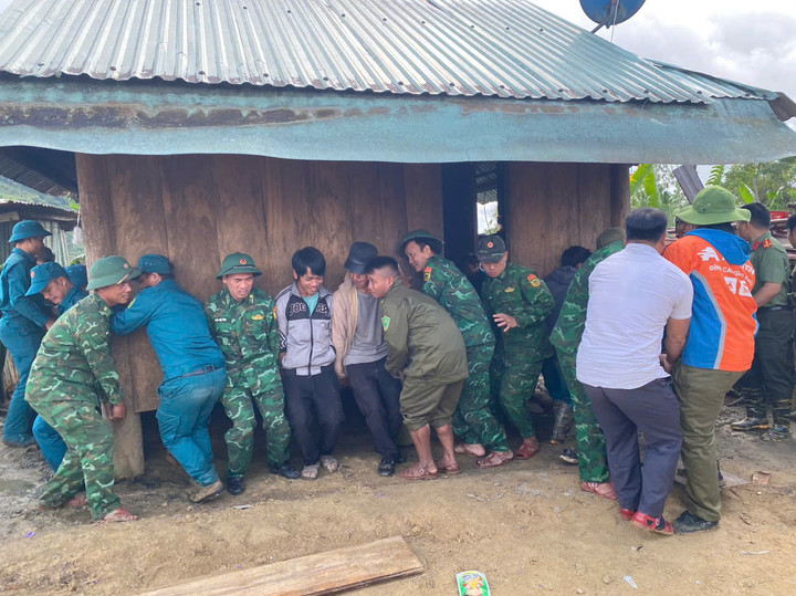 Bộ đội biên phòng giúp dân vùng sạt lở di dời nhà cửa. (Ảnh: B.P)