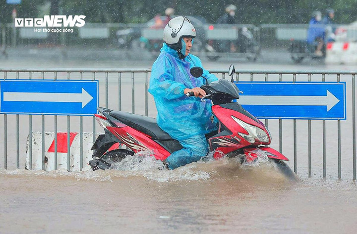 Sáng 1/10, Hà Nội tiếp tục hứng mưa lớn. (Ảnh minh hoạ)