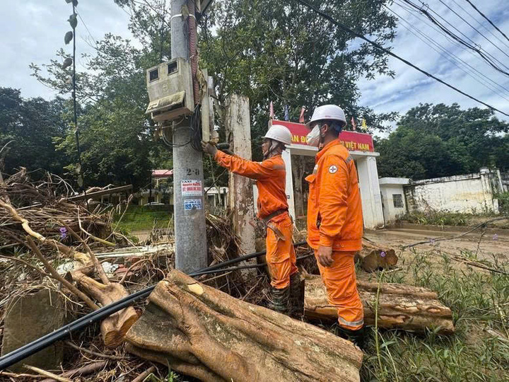 EVN đã huy động nhân lực để khắc phục hậu quả của bão số 10. (Ảnh: EVN).