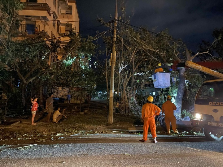 Hơn 1,6 triệu khách hàng miền Trung vẫn bị mất điện sau bão Bualoi