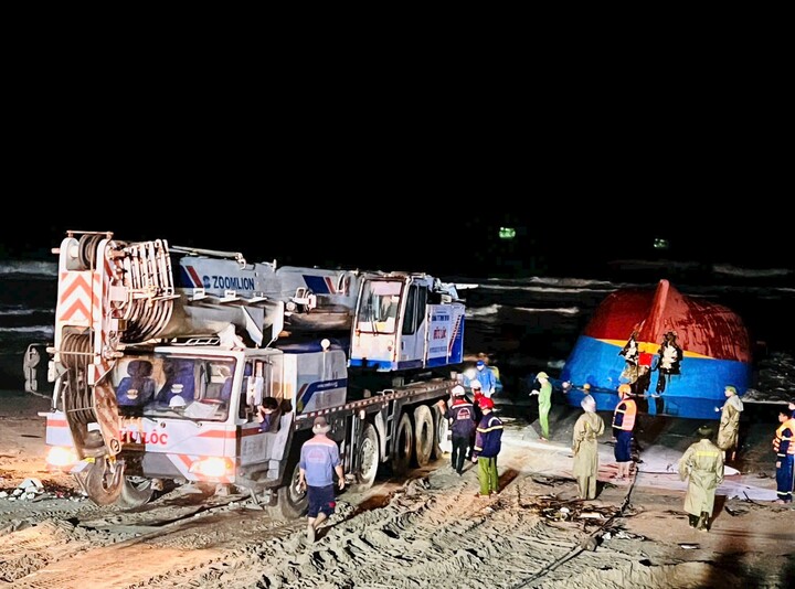 Tỉnh Quảng Trị huy động nhiều lực lượng, trang bị xuyên đêm trục vớt tàu cá BV 92756 TS (1 trong 2 tàu cá gặp nạn). (Ảnh: Nguyên Linh)