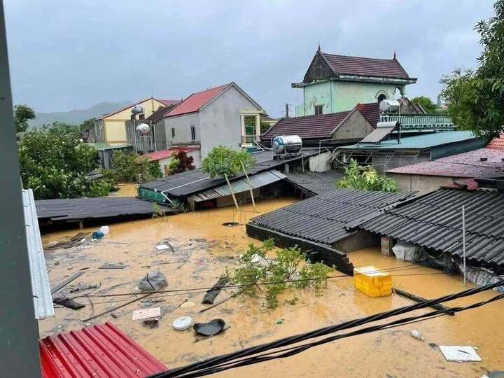 Nước lũ dâng tới tận nóc nhà ở Quỳ Châu.