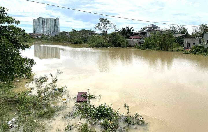 Những ngày qua, do ảnh hưởng của cơn bão số 10, trên địa bàn tỉnh Nghệ An xuất hiện mưa to đến rất to khiến nhiều khu vực từ miền núi đến đồng bằng chìm trong biển nước.