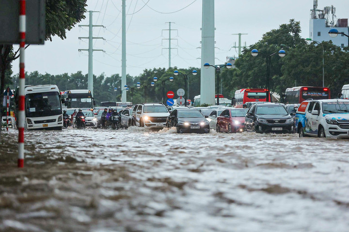 Mưa lớn gây ngập lụt, một số trường thông báo cho học sinh nghỉ học trực tiếp. (Ảnh: Minh Đức)