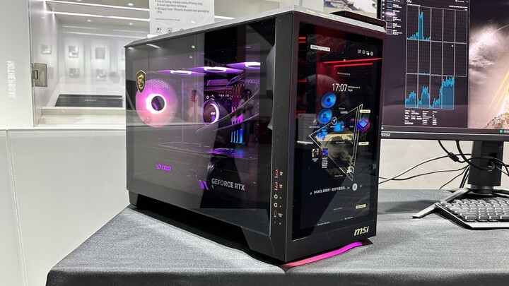 MEG Vision X AI desktop: Mẫu máy tính để bàn cao cấp, được trang bị màn hình phụ cảm ứng 13 inch tích hợp AI, giúp người dùng dễ dàng điều khiển và theo dõi hệ thống. (Ảnh: PC Gamer)
