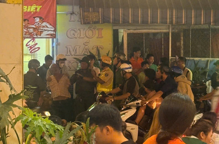 Lực lượng chức năng khống chế người đàn ông say xỉn. (Ảnh: Công an cung cấp)