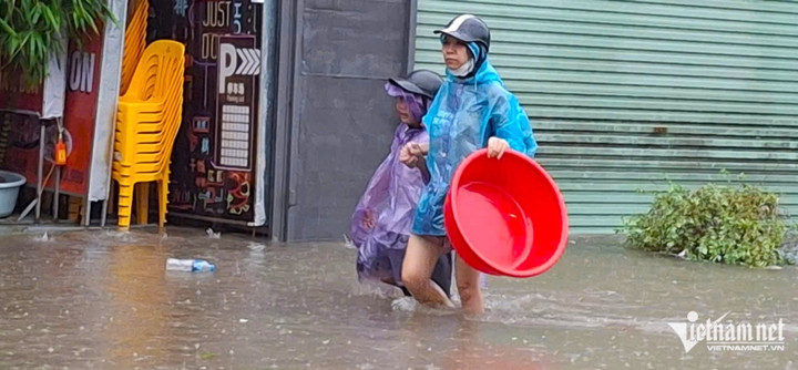 Có phụ huynh khác mang theo chậu để hỗ trợ con tránh ngập.