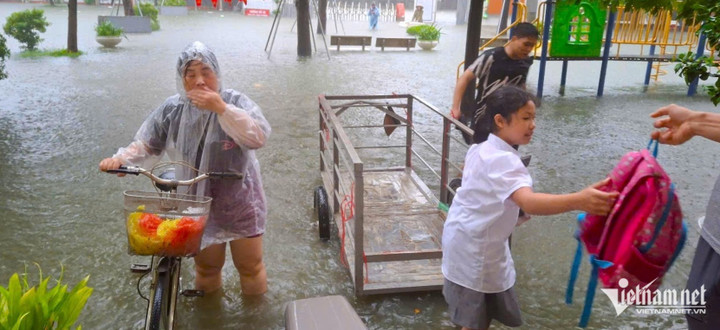 Mỗi người tìm một cách thức để có thể đón con về nhà an toàn.