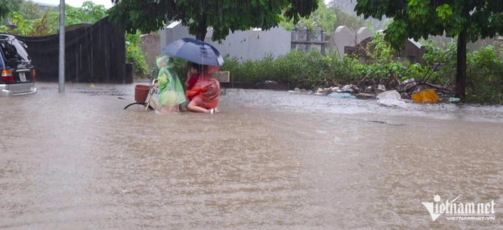Nhiều tuyến đường bị ngập sâu khiến phụ huynh vất vả trong hành trình đón con
