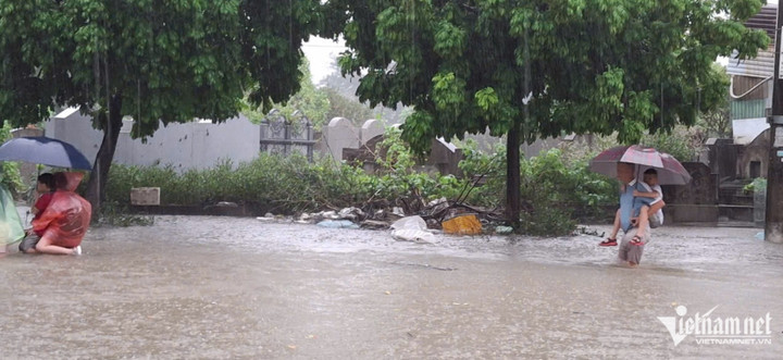 Phụ huynh ở Hà Nội mang thùng chậu, lội bì bõm đón con tan trường - 6