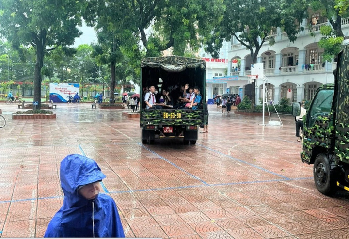 Xe chuyên dụng tới Trường THCS Cổ Nhuế 2 để đưa học sinh vượt đoạn đường nước sâu ra khỏi trường. (Ảnh: N.H)