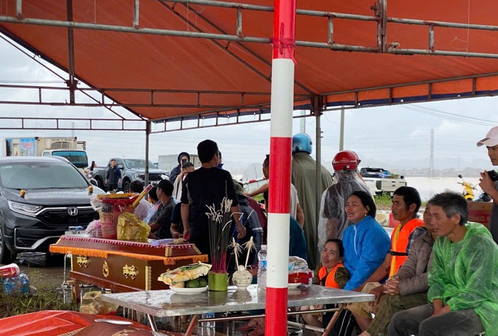 Người thân khóc nghẹn bên thi thể bà Lê Thị Đ. và chờ tin em Nguyễn Văn T. trong vô vọng