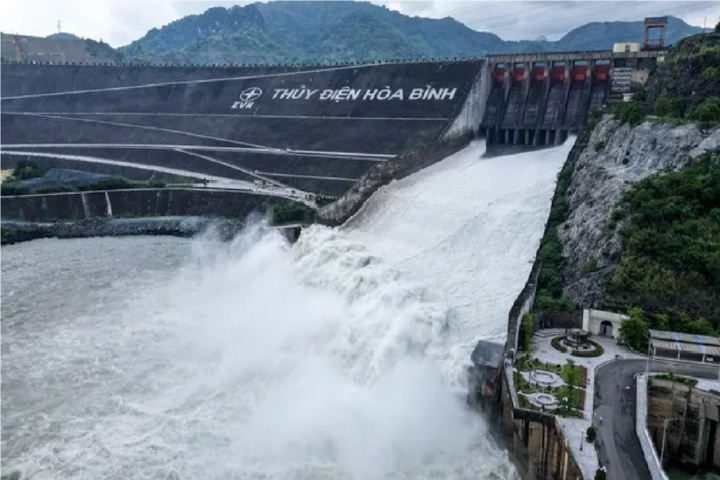 Thủy điện Hoà Bình đã phải mở 2 cửa xả lũ. (Ảnh: EVN).