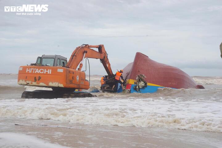 Tàu cá BV92756TS (1 trong 2 chiếc tàu gặp nạn) được phát hiện trôi dạt, lật úp ở vùng biển thôn Thanh Hải (xã Bắc Trạch, tỉnh Quảng Trị) đang được lực lượng chức năng trục vớt. (Ảnh: Hoàng Cuối)