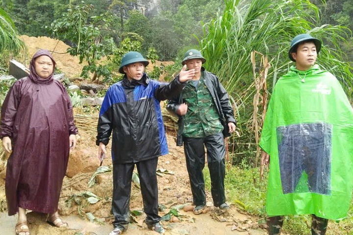 Lãnh đạo xã Lũng Cú có mặt tại hiện trường chỉ đạo công tác cứu hộ. (Ảnh: UBND xã Lũng Cú)