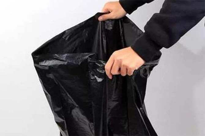 Sử dụng túi nylon đen che bên ngoài giúp hấp thụ nhiệt hiệu quả, làm quần áo nhanh khô hơn. (Ảnh: Sohu)