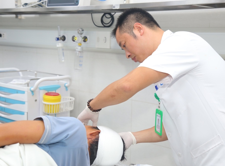 Bác sĩ Bệnh viện Việt Đức chăm sóc người gặp nạn do mưa bão.