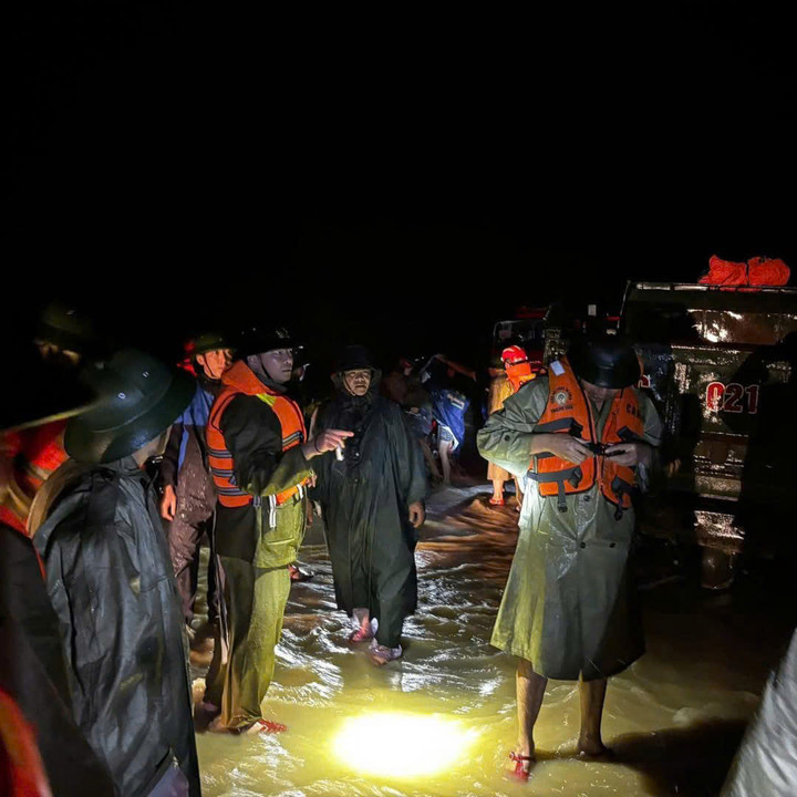 Công an tỉnh Thanh Hoá điều lực lượng cứu hộ đến xã Nông Cống, Tượng Lĩnh trong đêm.