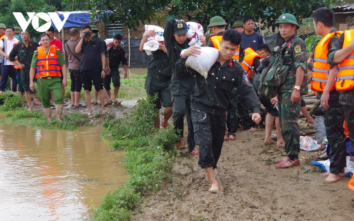 Khoảng 4h ngày 1/10, nước lũ do ảnh hưởng của hoàn lưu bão số 10 gây sự cố vỡ đê Bối sông Cầu, đoạn qua tổ 33, phường Phan Đình Phùng, tỉnh Thái Nguyên. Đê Bối là tuyến đê nằm bên trong đê chính, có vai trò quan trọng trong việc bảo vệ các khu dân cư và vùng kinh tế ven sông khỏi nguy cơ ngập lụt. Trong ảnh: Các lực lượng khẩn trương gia cố đê.