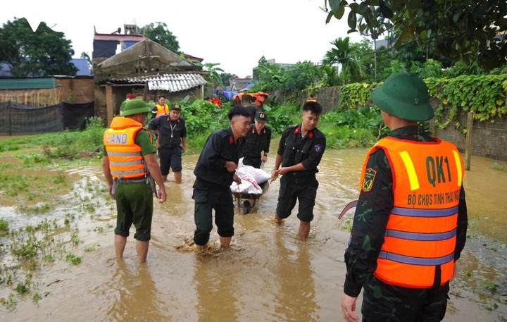 Sự cố khiến nước sông tràn vào gây ngập lụt cục bộ trên một số tuyến đường. Trước tình hình này, nhiều nhà dân ở vùng ven sông chủ động di chuyển và sắp xếp tài sản để đảm bảo an toàn.