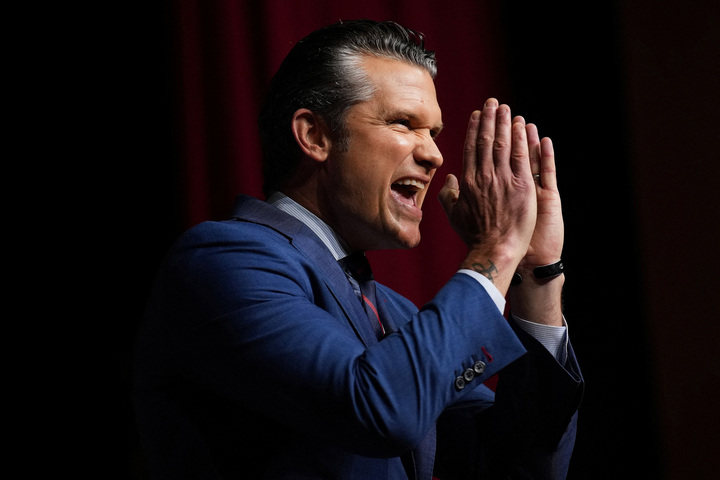 Bộ trưởng Quốc phòng Pete Hegseth phát biểu tại cuộc gặp tướng lĩnh và đô đốc Mỹ. (Ảnh: Reuters)