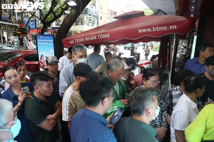 Khách đến muộn có thể phải chờ vài tiếng đồng hồ mới đến lượt giao dịch.