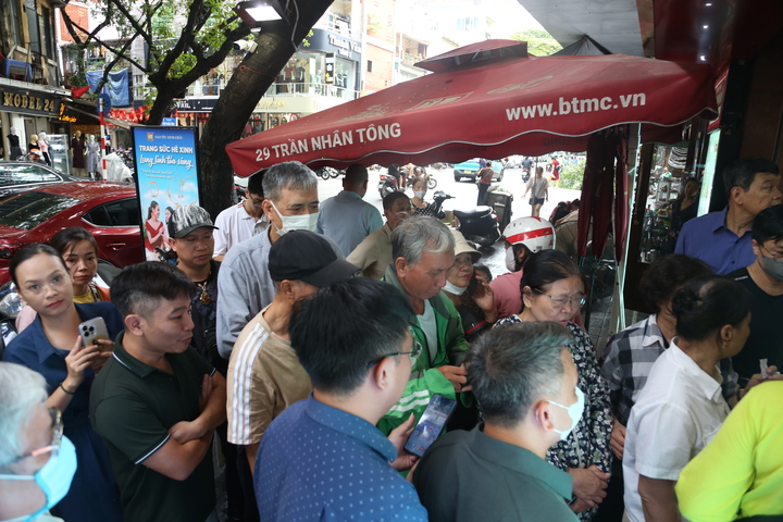 Xếp hàng từ sáng sớm chờ mua vàng giá 138 triệu đồng/lượng: Chuyên gia cảnh báo