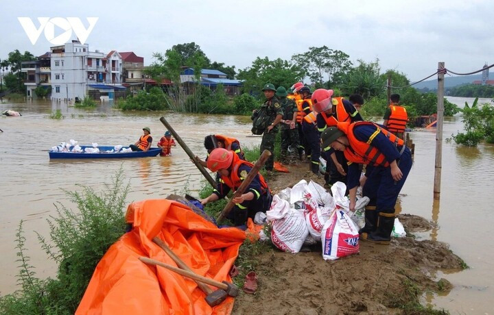 Lực lượng công an nhanh chóng triển khai các biện pháp đảm bảo an ninh, trật tự, tuyên truyền và vận động nhân dân di chuyển đến nơi an toàn, đồng thời ngăn người dân hiếu kỳ lại gần khu vực nguy hiểm.